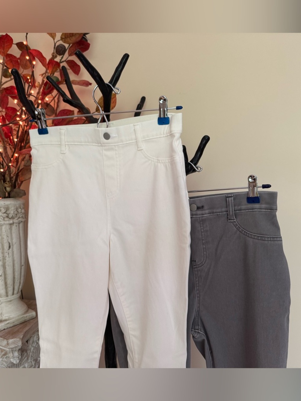 2 pairs small 4-6 Time and Tru jeggings Off-White and Gray